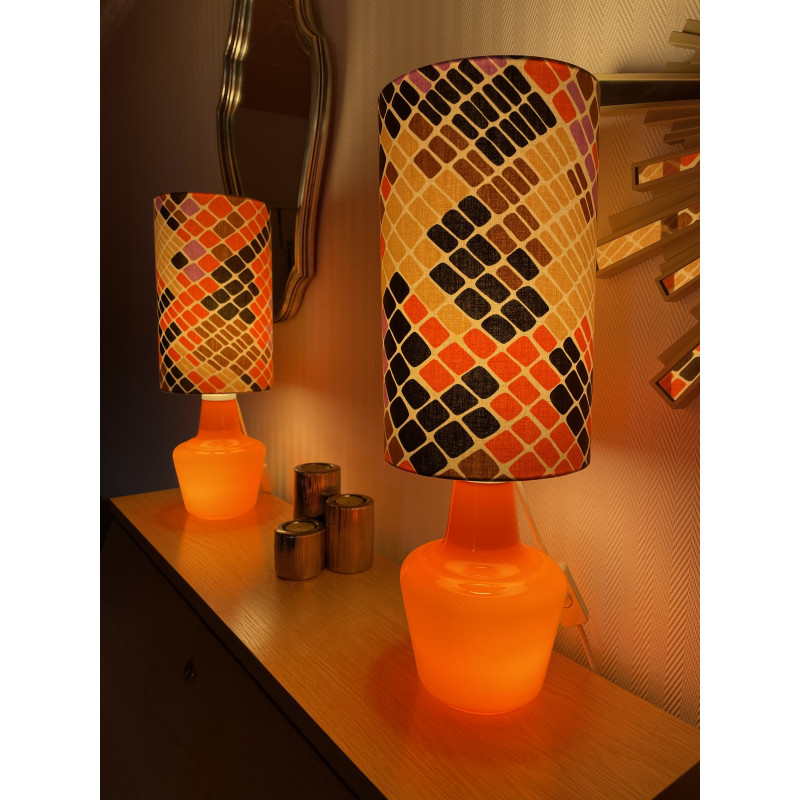 Paire de lampe de chevet en opaline orange et leur abat-jour en tissu vintage Mosaic