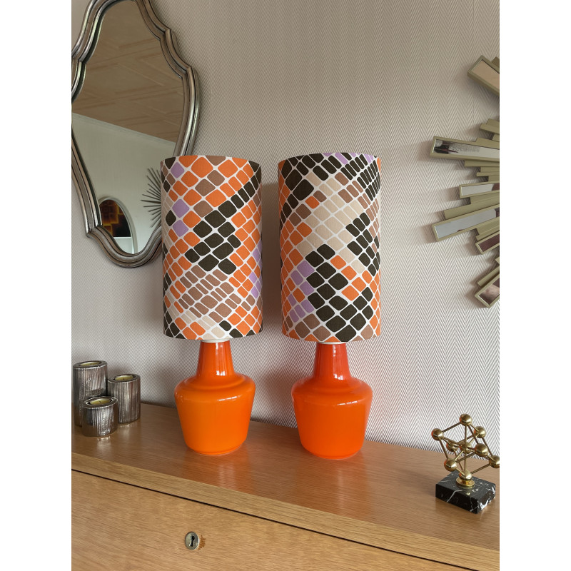 Paire de lampe de chevet en opaline orange et leur abat-jour en tissu vintage Mosaic