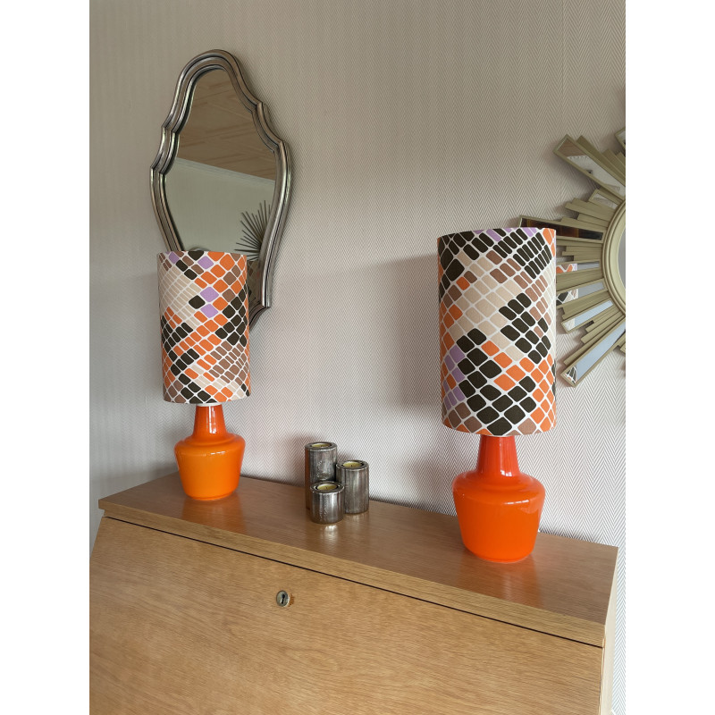 Paire de lampe de chevet en opaline orange et leur abat-jour en tissu vintage Mosaic