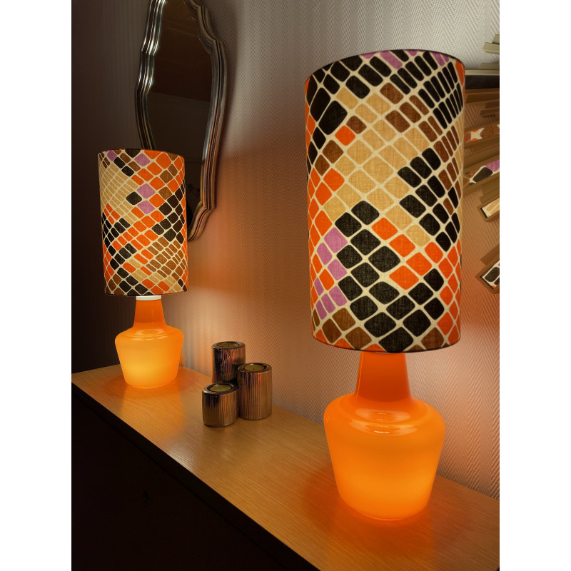 Paire de lampe de chevet en opaline orange et leur abat-jour en tissu vintage Mosaic