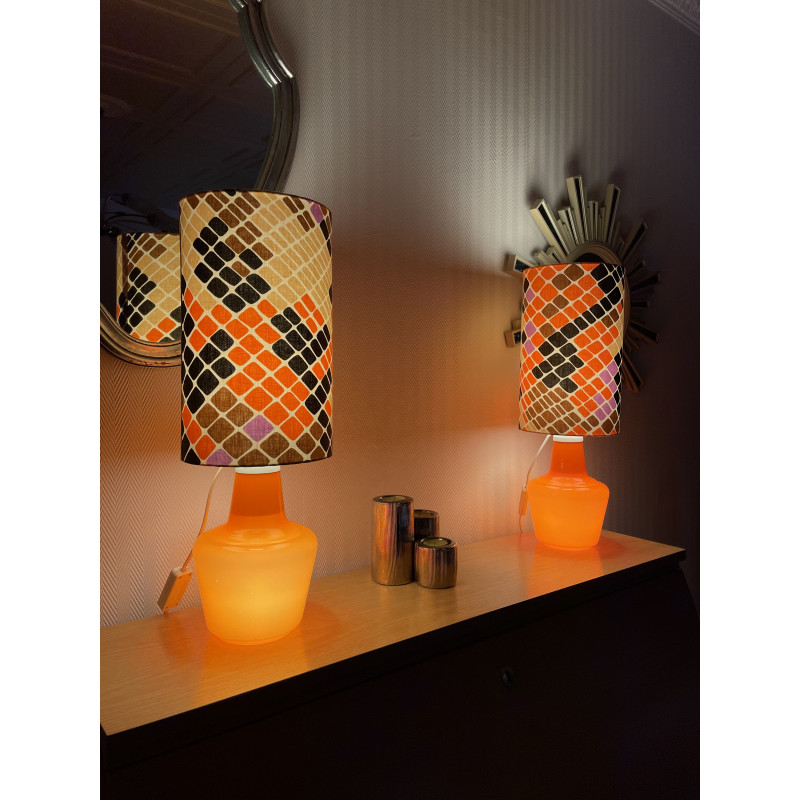 Paire de lampe de chevet en opaline orange et leur abat-jour en tissu vintage Mosaic